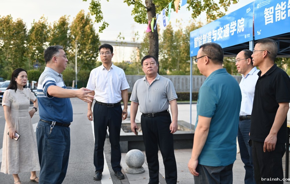 校领导检查迎新准备工作(1).jpg